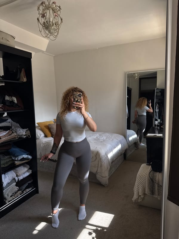 London woman takes bedroom selfies, cat spotted grooming nearby