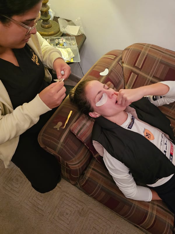 Woman receives eyelash extensions at Miraflores beauty appointment