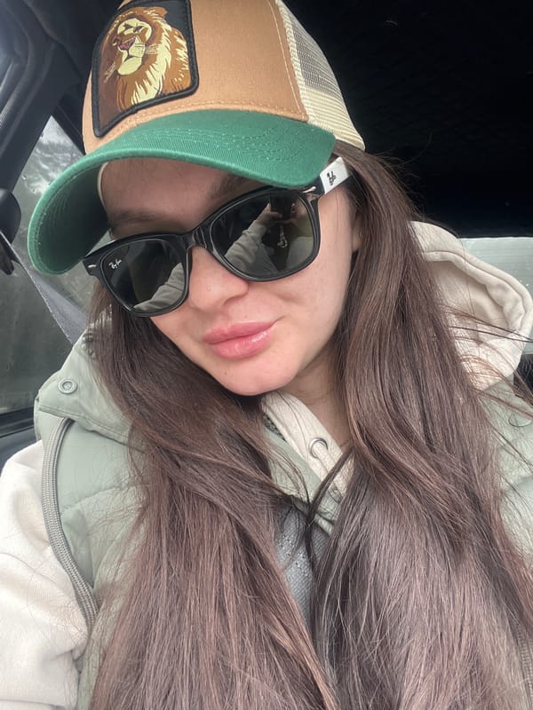 Woman in distinctive cap and jacket observed in Kazan vehicle