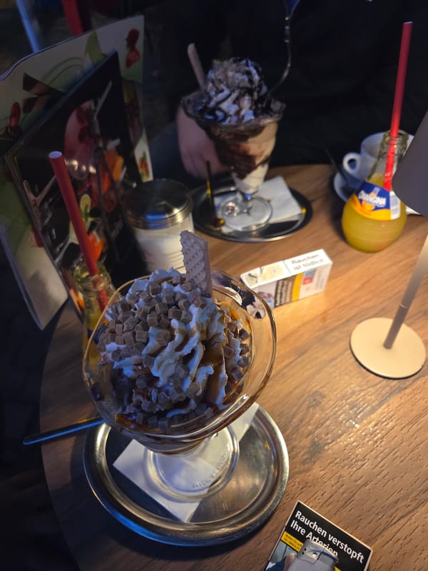Evening leisure captured: desserts and amusement fair in Darmstadt