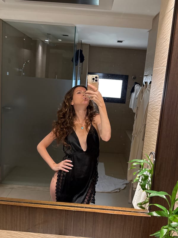 Woman takes bathroom selfies at Dubai hotel early morning