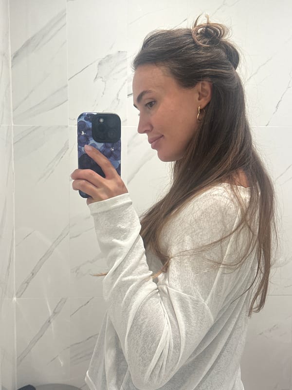 Woman takes selfies in multiple Surgut locations Saturday morning