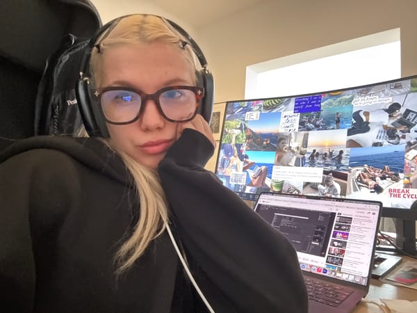 Blonde individual in Peak headphones photographed in Antwerp selfie
