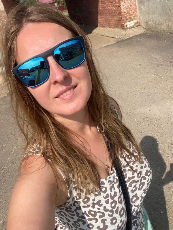 Sunny morning in Noviy: selfies and a cyclist outside