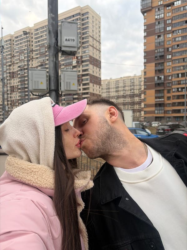 Couple's romantic day out documented across Saint Petersburg