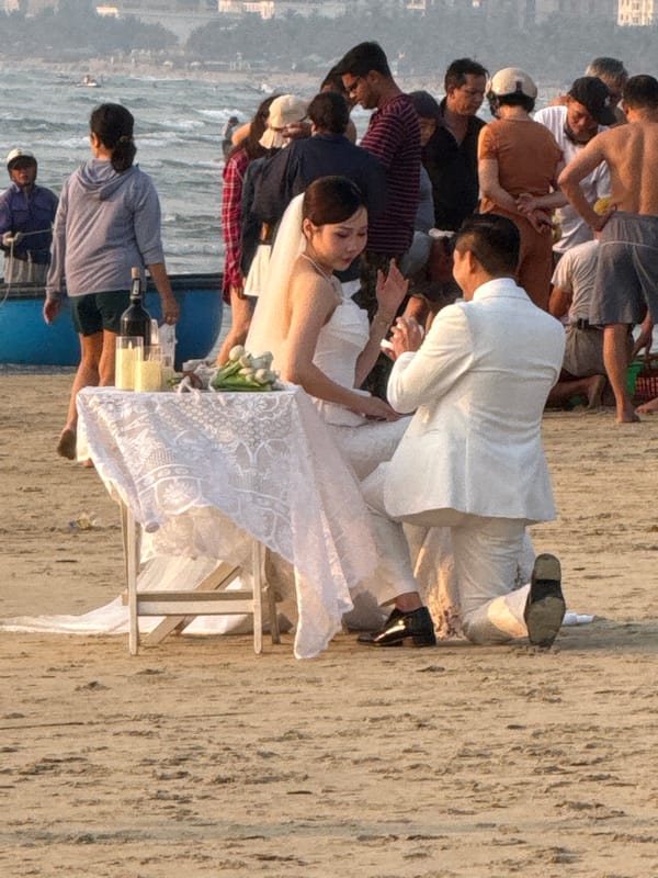 Beach wedding ceremony held in Đà Nẵng, Vietnam