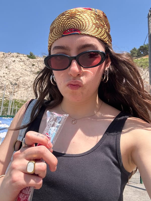 Woman spotted during lunchtime in Marseille