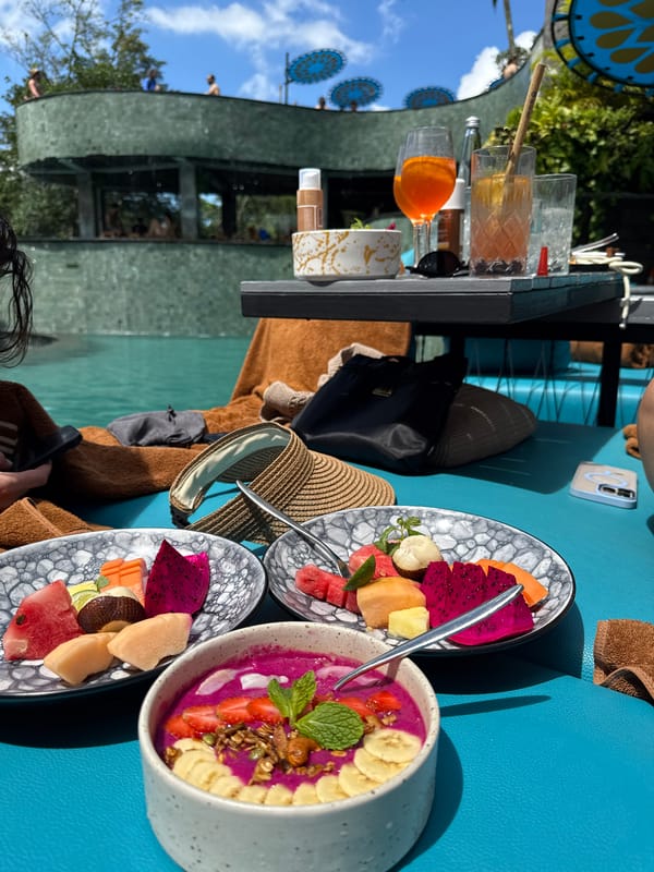Colorful outdoor breakfast documented at Tegallalang resort, Indonesia