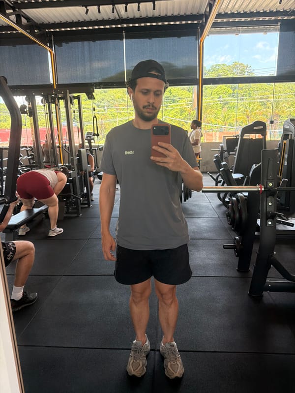 Man documents workout session at Guarujá gym