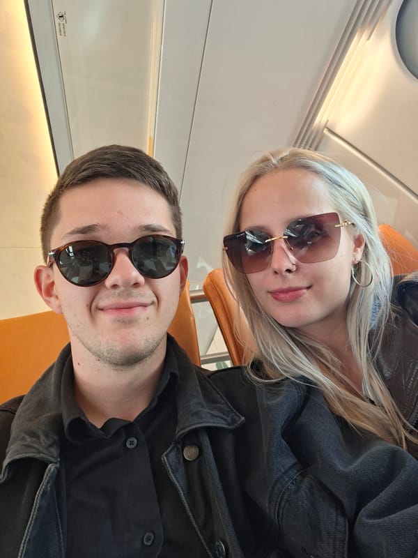 Man and woman spotted on public transport in Nice