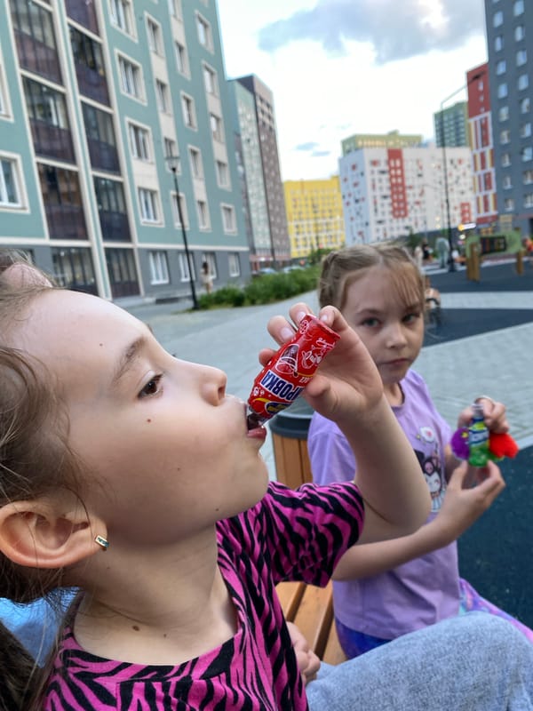 Everyday life in a Yekaterinburg residential district, early evening