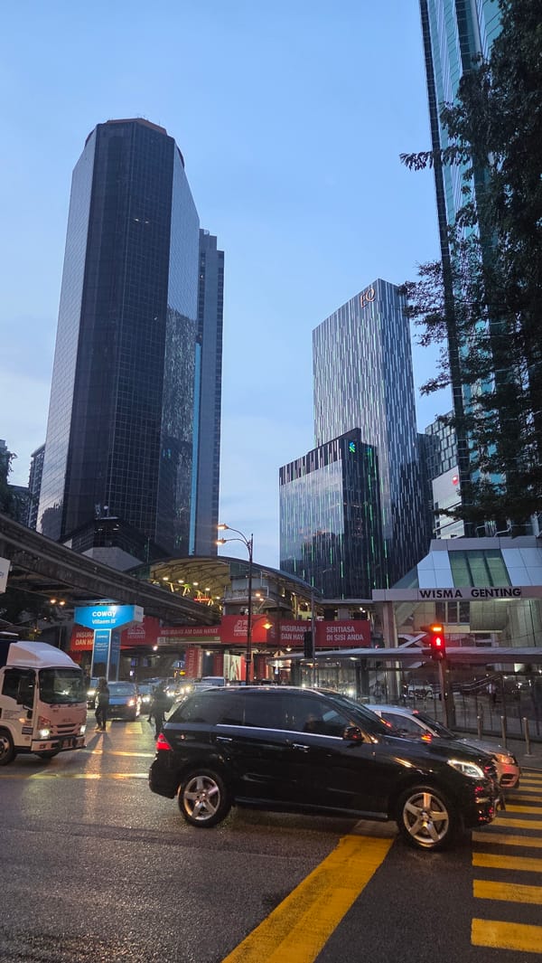 Ordinary traffic, wet roads documented in Kuala Lumpur