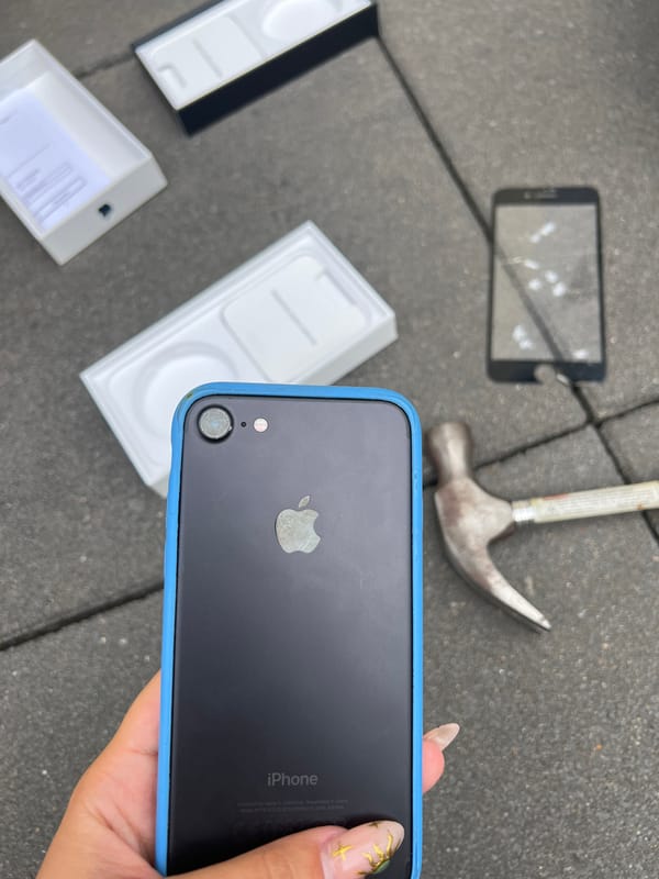 Smartphone deliberately destroyed with hammer in Mönchengladbach