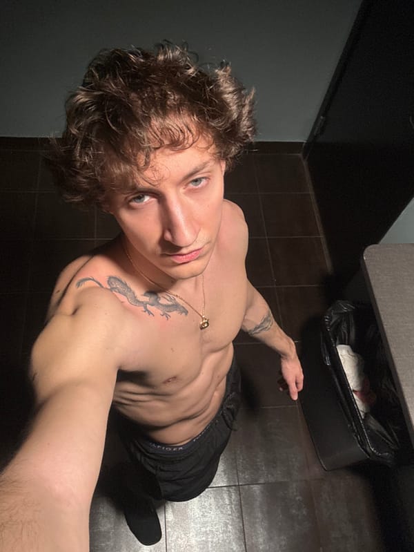 Man takes mirror selfies in Stockholm locker room