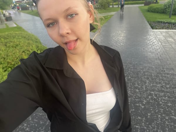Afternoon hangout spots around Perm with selfies and park views