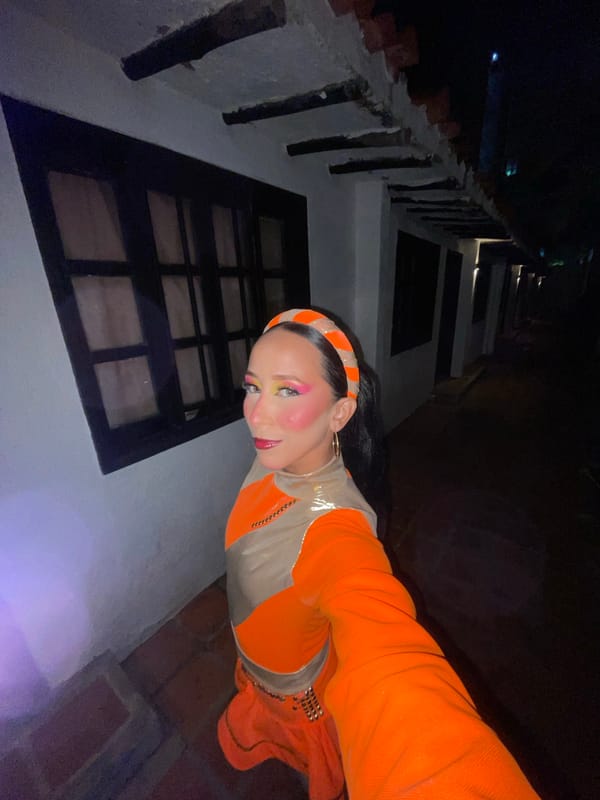 Gold and orange costume, bold makeup, selfies before a Porlamar show