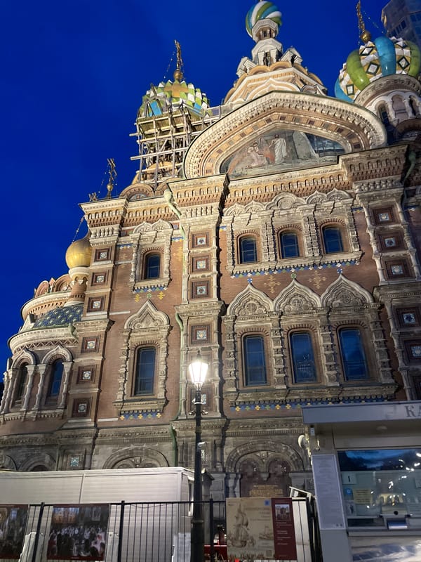 Evening photography session captures St. Petersburg landmarks and portraits