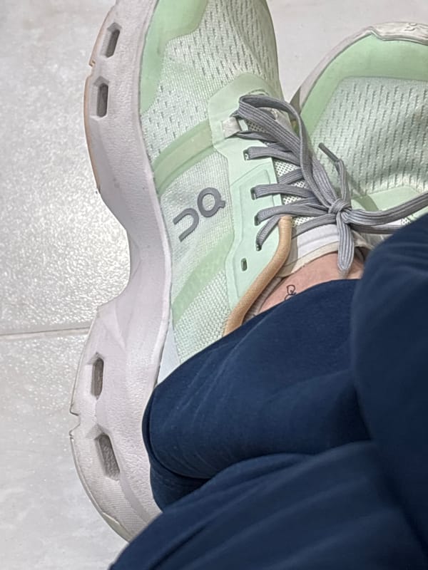 On running shoe spotted in close-up in Medellín