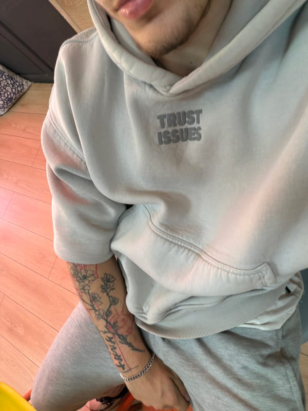 Person in "Trust Issues" hoodie spotted in Sandanski