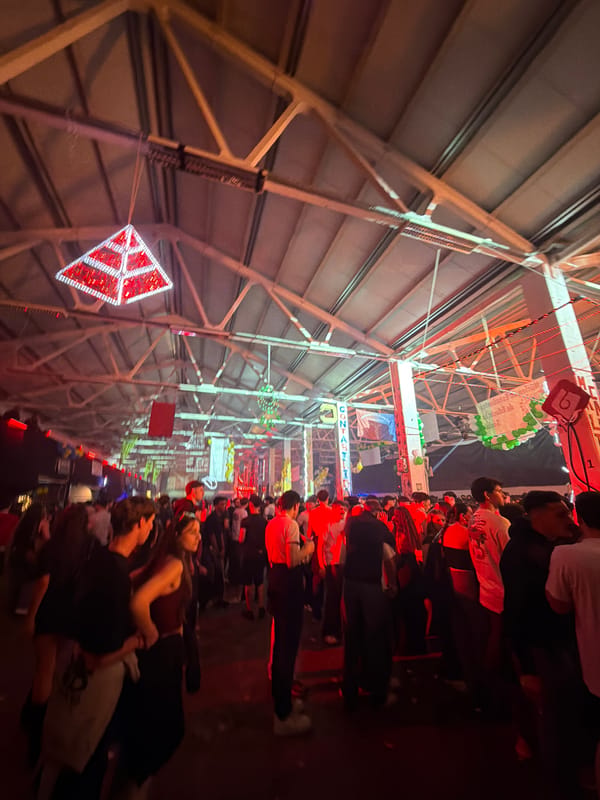 Late-night dance event draws crowds in Bragança warehouse venue