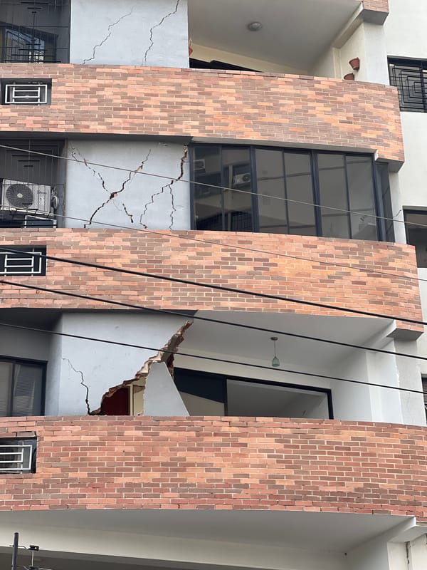 Damaged apartment building in Maracay shows serious structural deterioration