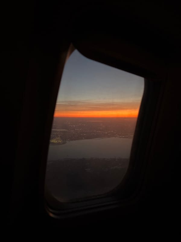 Aircraft passenger witnesses orange light band over Malmö