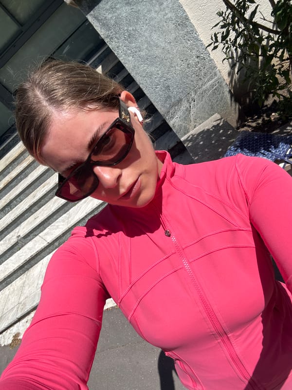 Woman documents fitness routine with selfies in Paris