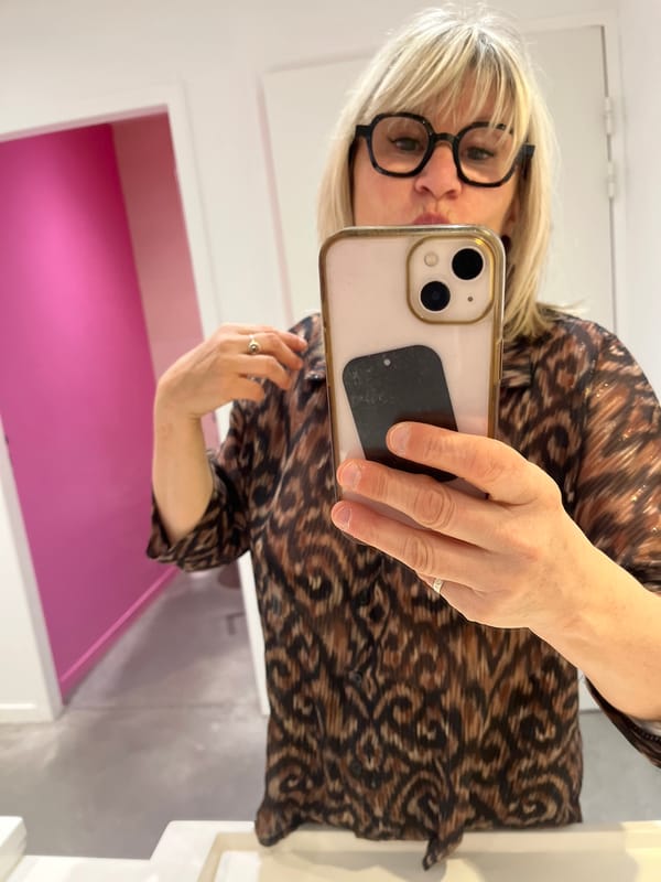 Evening shopping and socializing documented in Montrond-les-Bains