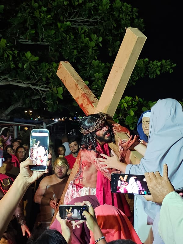 Religious crucifixion procession draws crowds in Armação dos Búzios