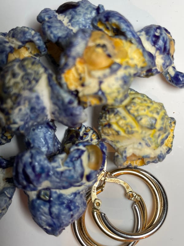 Blue-white popcorn-like objects photographed in Belgrade suburb