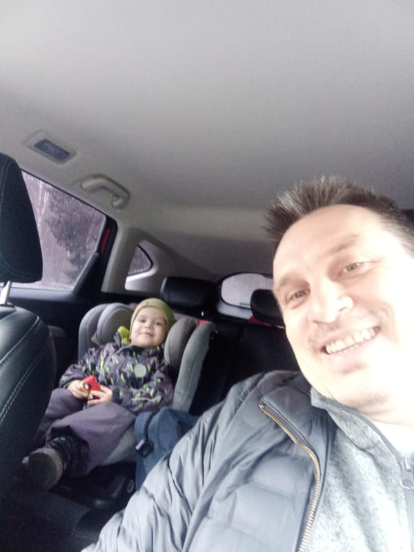 Man takes selfie with child in car backseat, Izhevsk