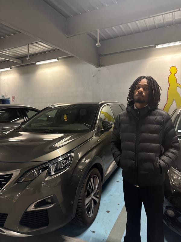 Person observed with gray car in Montreuil parking garage