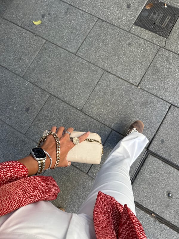 Person in white pants observed on Madrid sidewalk