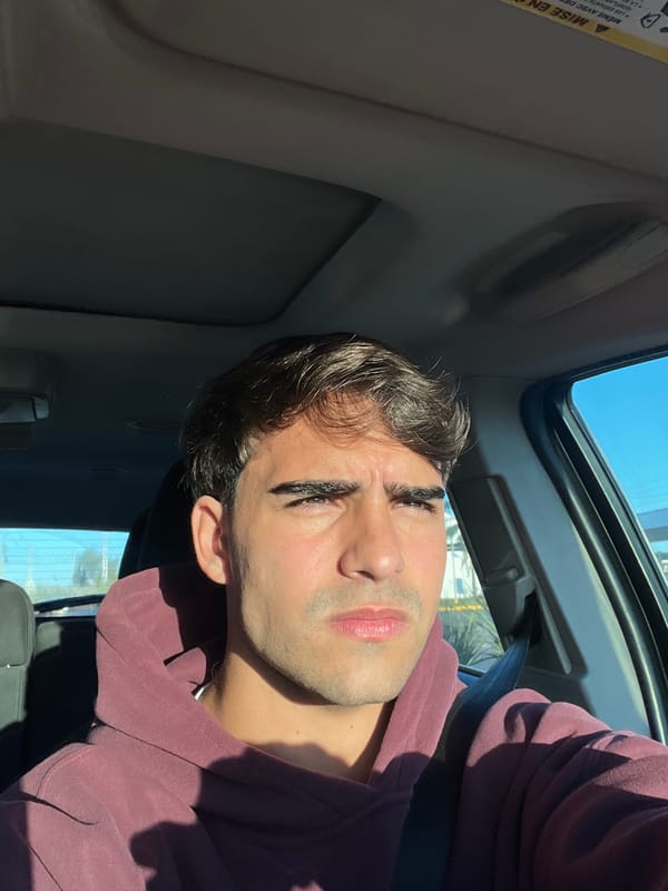 Young man photographed in car with sunroof in Sarandí