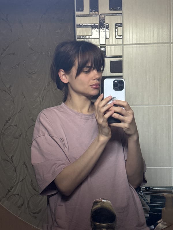 Woman takes bathroom selfies in Rostov-on-Don