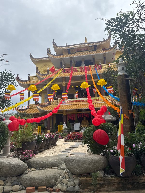 Morning scenes captured at Da Lat temple and fishing spots