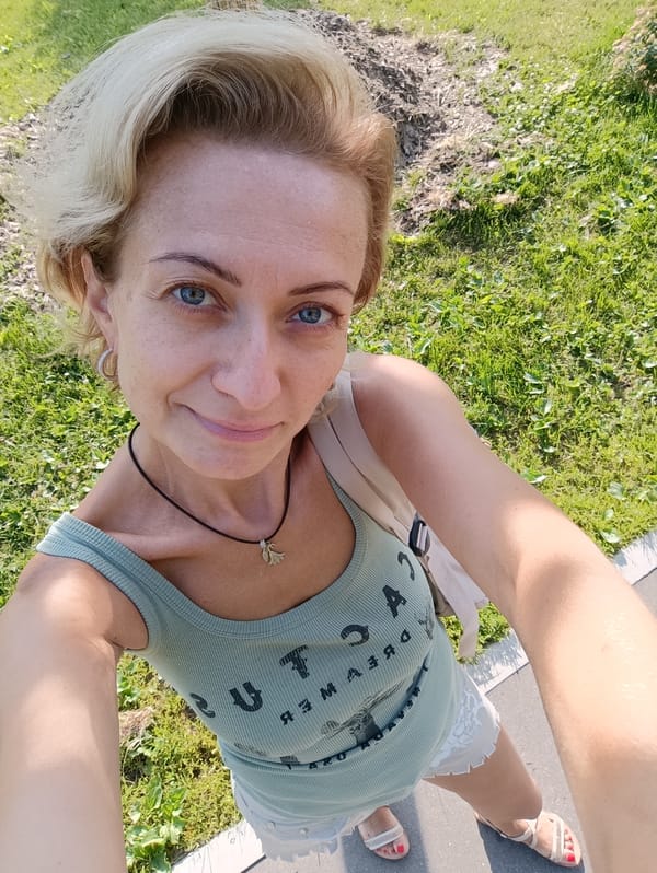 Sunny afternoon in a Moscow park, ending with a snack break