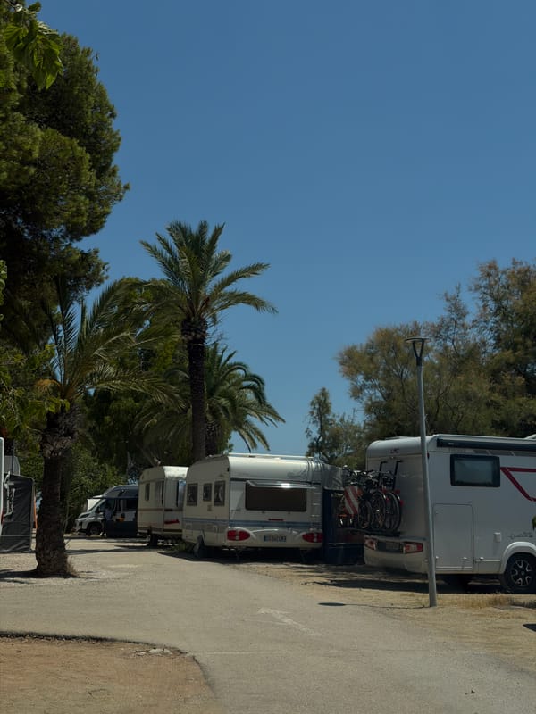 Alcanar campsite: motorhomes, bungalows, and blooming greenery