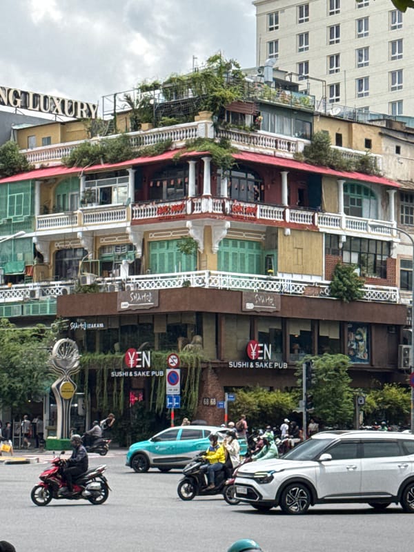Street life and commerce along a busy Thủ Đức corridor