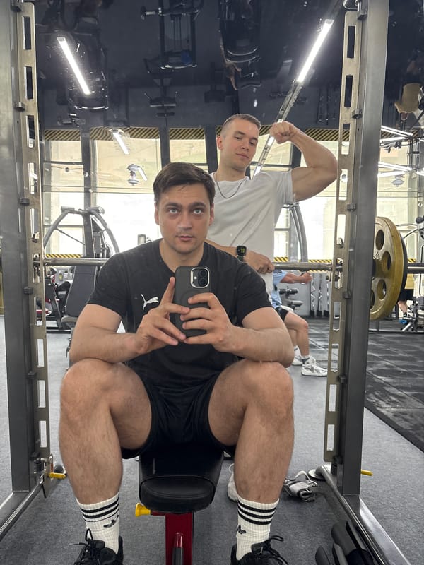 Morning life captured across Minsk: gyms, cafeterias, pigeons