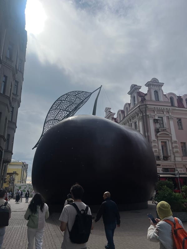 Moscow street life: Tsoi Wall tributes and a delivery robot