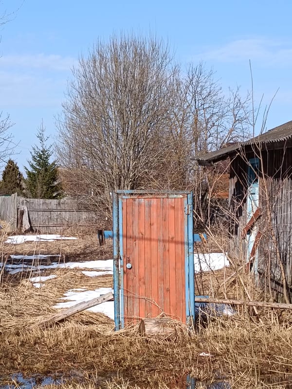 Spring scenes from small Russian town show muddy roads, residents