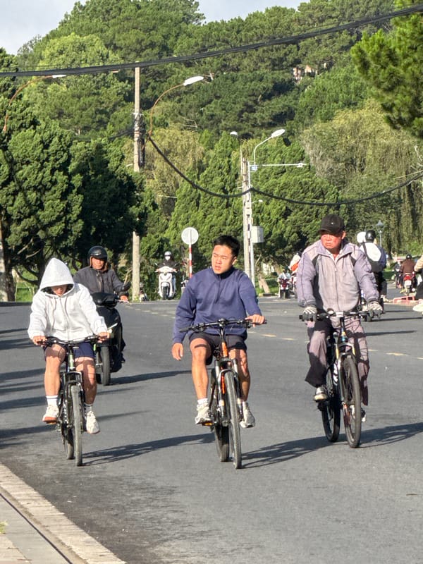 Morning recreational activity captured around Xuân Hương Lake, Da Lat