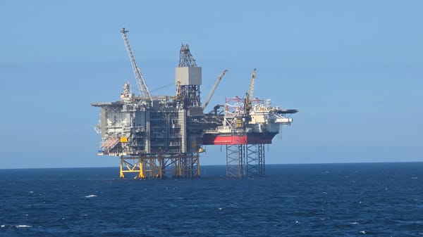Oil platform spotted off Norwegian coast under clear skies