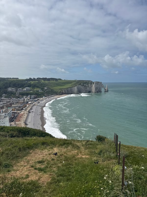 Witnesses capture iconic Étretat cliffs from clifftop viewpoints