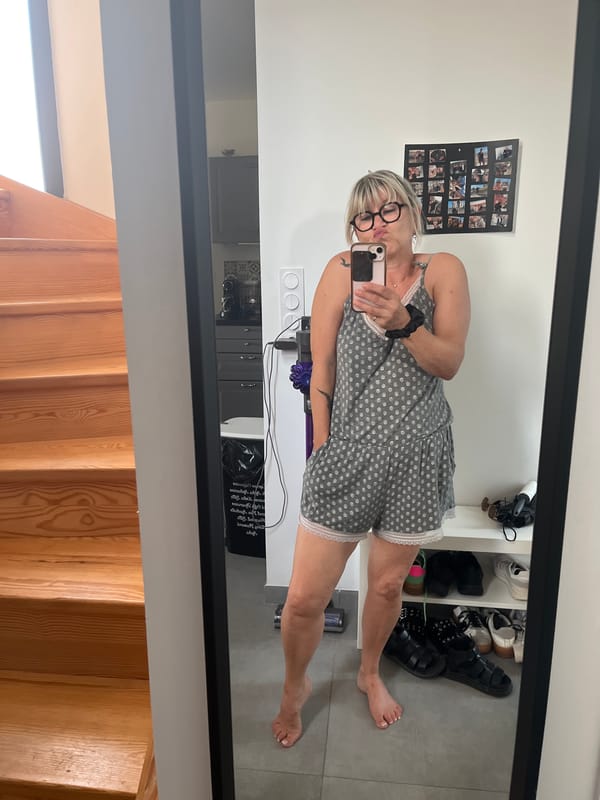 Casual at-home selfie session in Chambœuf, France