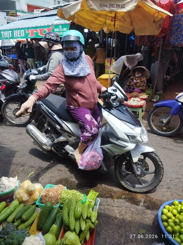 Early morning market hustle in Phan Thiết, Vietnam