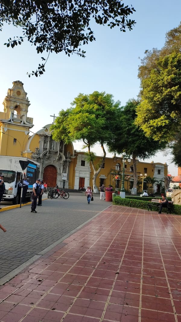 Evening documentation of Barranco park features and visitors