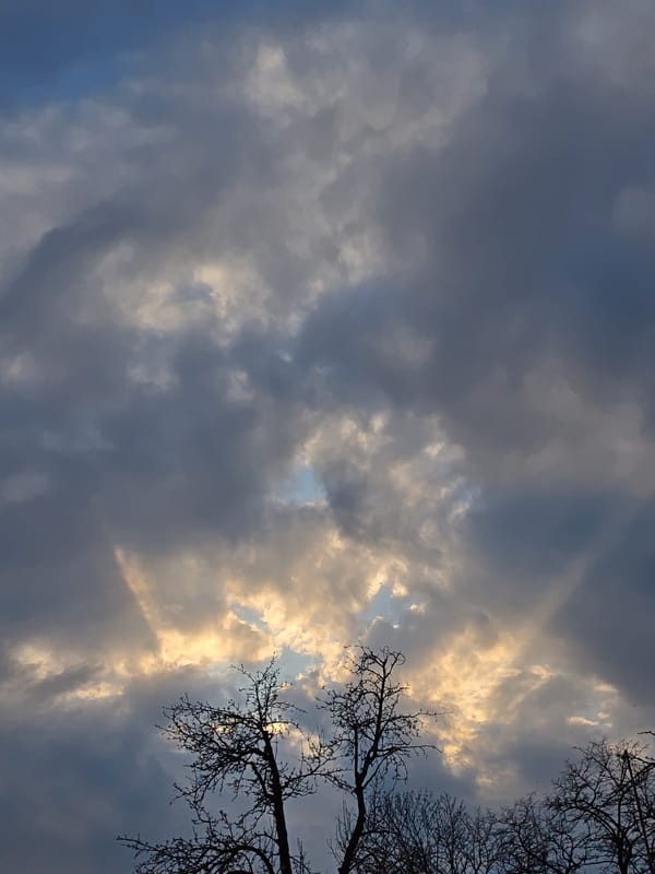 Dramatic clouds with sunlight breaks observed over Parkhomivka