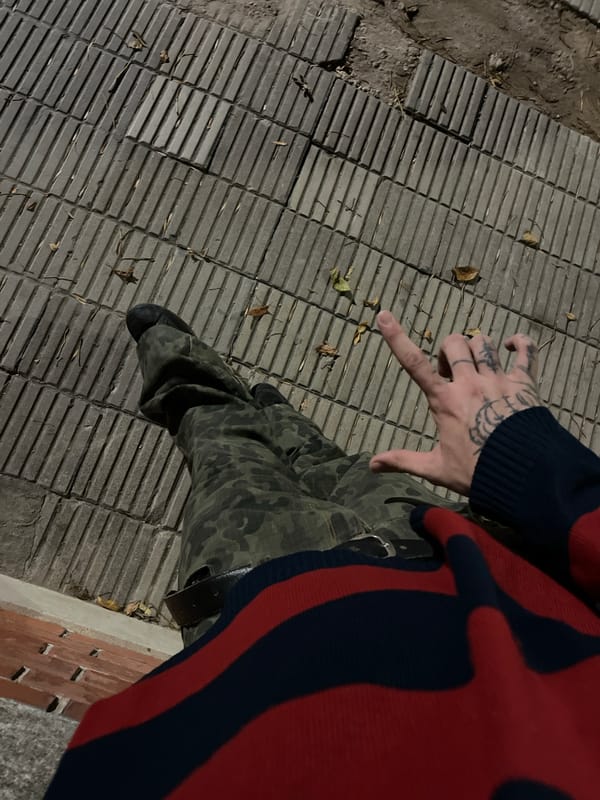 Person in camouflage spotted on Bahía Blanca walkways